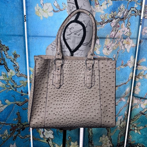 Faux ostrich, cream colored, tote bag. - Picture 5 of 12
